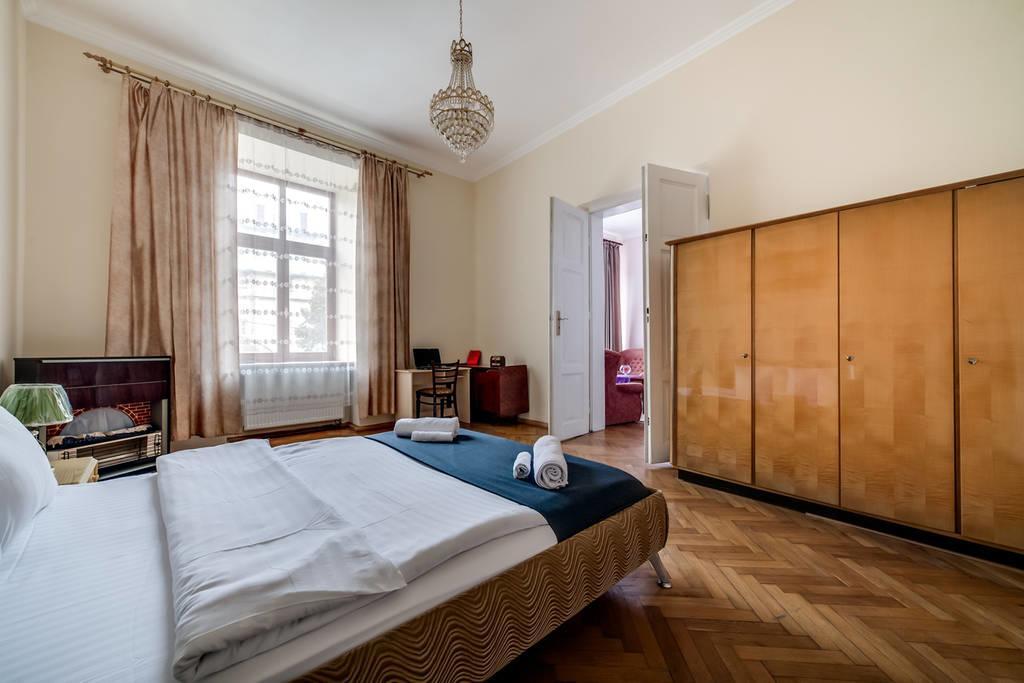 Romantic Apartments - Оn Valova Street Lviv Eksteriør billede