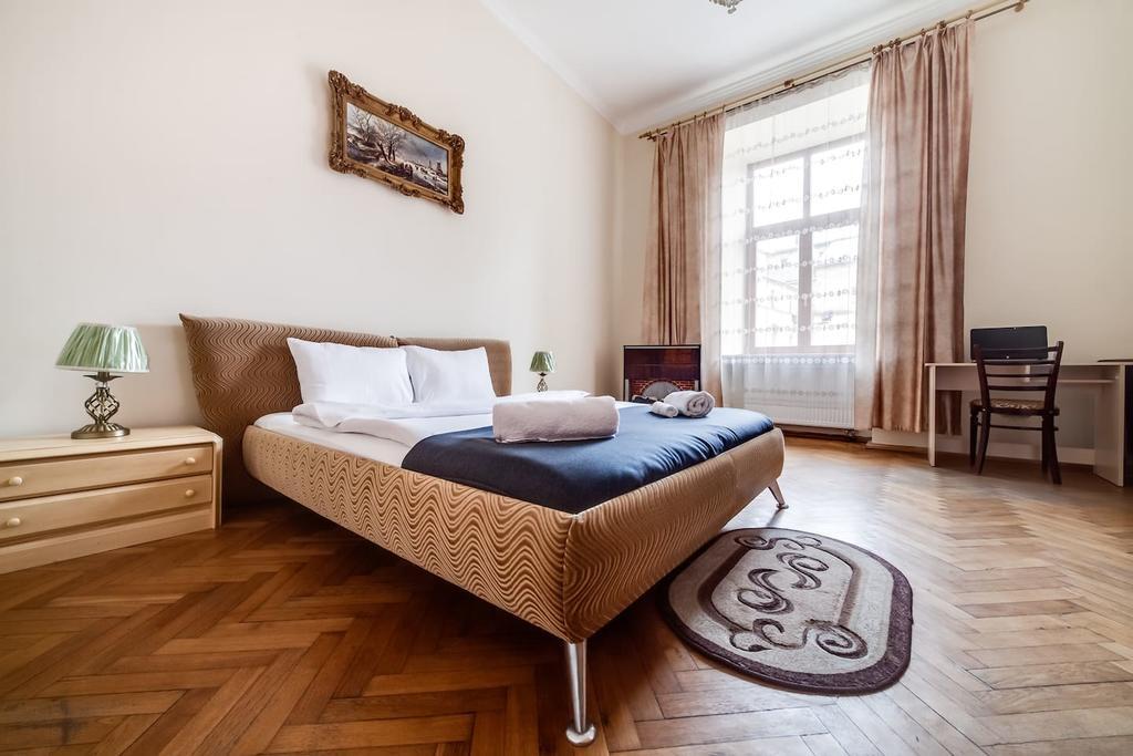 Romantic Apartments - Оn Valova Street Lviv Eksteriør billede
